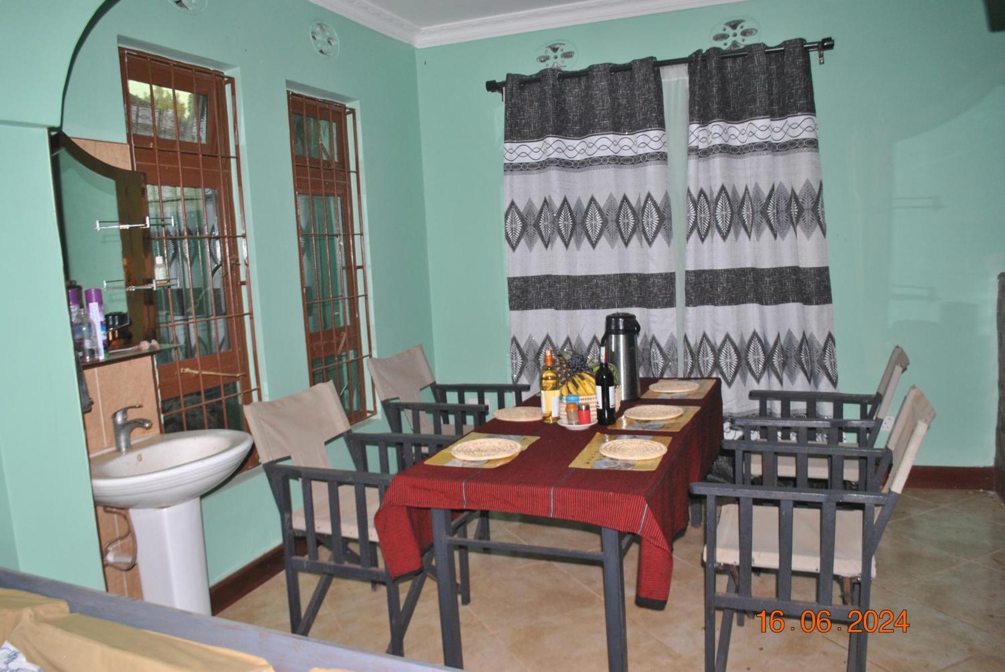 Ngorongoro Villa And Restaurant Karatu Exterior photo